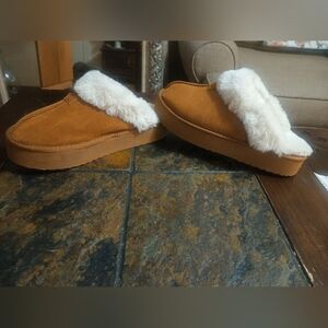 Joyspun Faux Suede Platform Clog Slippers Size 8